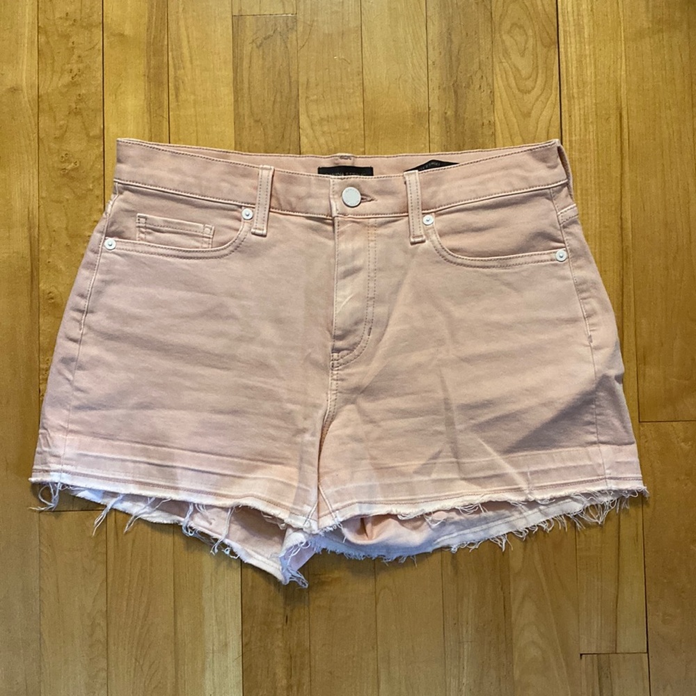 Banana republic mid rise 3" shorts are size 28 blush color